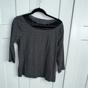 Beautiful Croft&Barrow cottons Blouse Sz large with black lace knit detail
